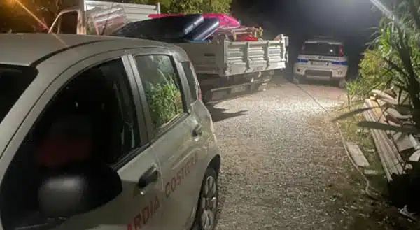 Cilento, blitz notturno sulla spiaggia di Mezzatorre: rimossi lettini e ombrelloni abusivi