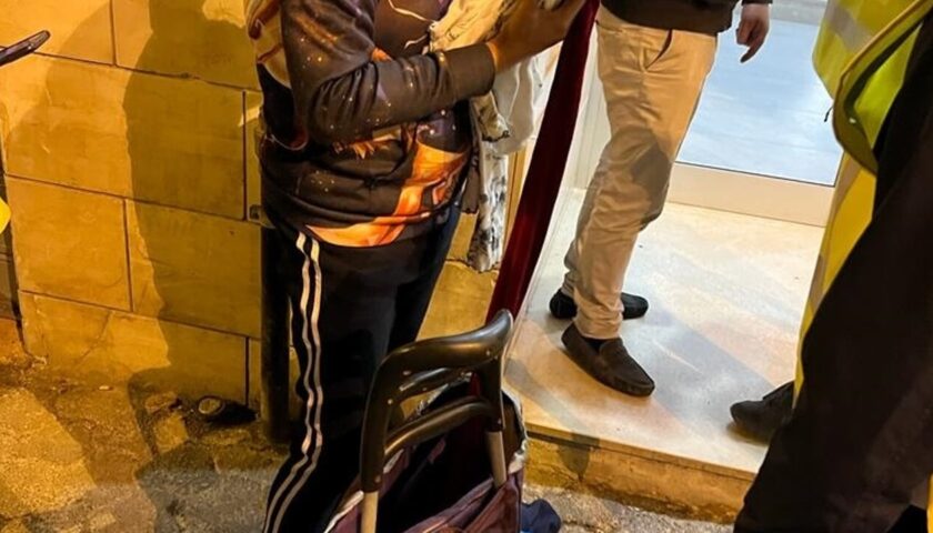 Stranieri da Napoli a Salerno per rubare nei cassonetti: la denuncia di Aisa