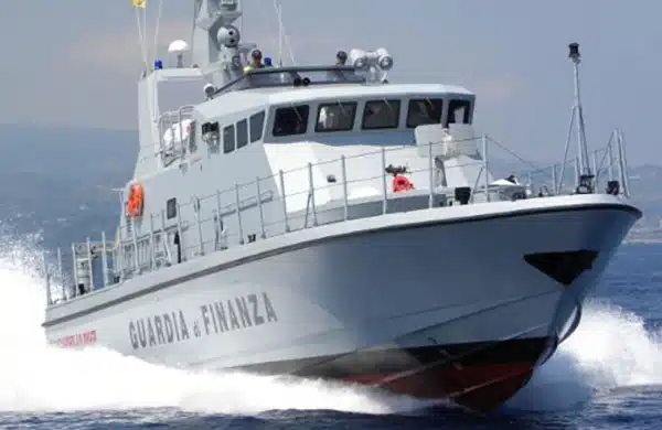 Con la moto d’acqua in avaria a largo di Salerno: salvato dalla Guardia di Finanza