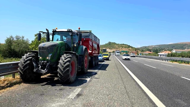 Viaggia in trattore sull’A2: fermato e multato dalla Polstrada