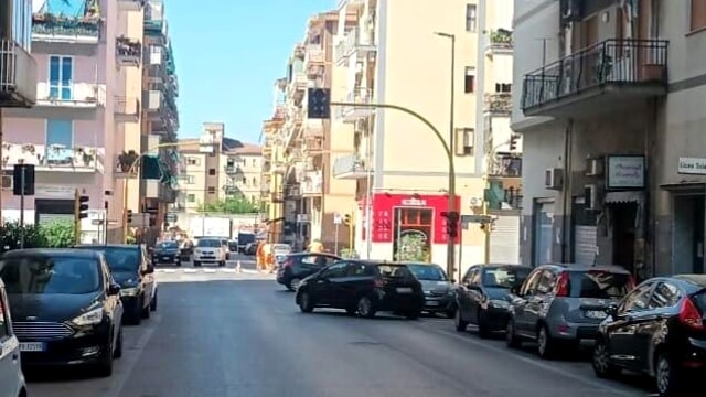 Salerno, semaforo fuori uso: altro incidente con ferito in via Dei Mille