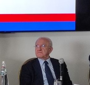 De Luca dal congresso Acli: “Unico paese in cui non si riesce a togliere un parcheggiatore abusivo dalla strada”