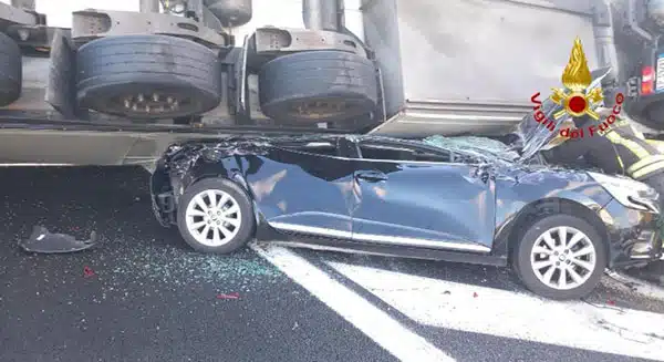 Autostrada Mercato San Severino, tir schiaccia un’auto: illesi