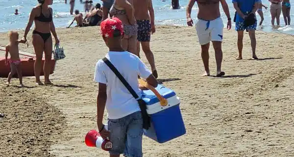 Sfrutta figlio di 8 anni sulla spiaggia di Capaccio, Borrelli: “Gli va tolta la patria potestà”