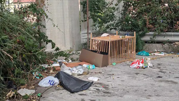 Via Sichelgaita ridotta a discarica, i residenti: “Pessimo biglietto da visita per chi arriva a Salerno”