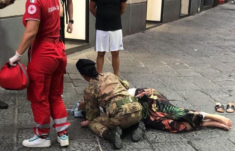 Salerno, i militari dell’Esercito soccorrono e salvano una donna colpita da malore
