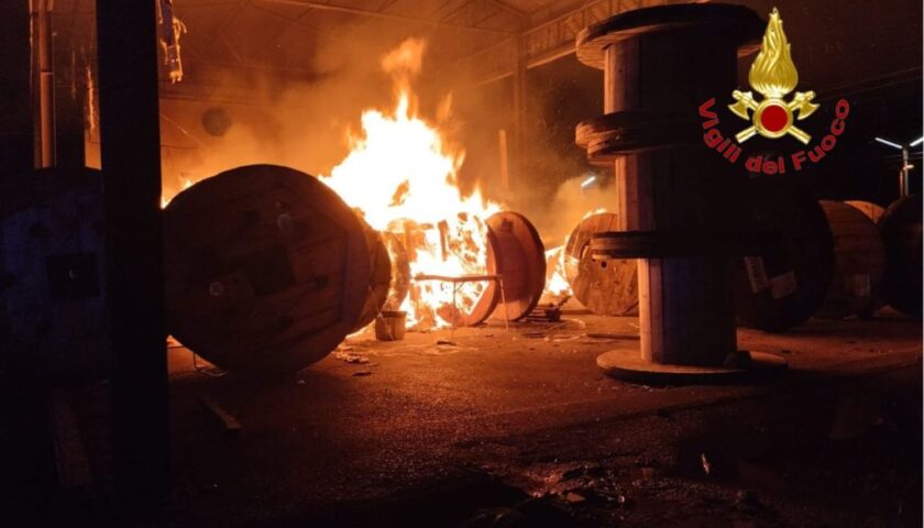 Incendio nella stazione ferroviaria di Pontecagnano
