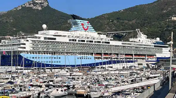 Salerno, Marella Voyager attracca con 2mila crocieristi britannici
