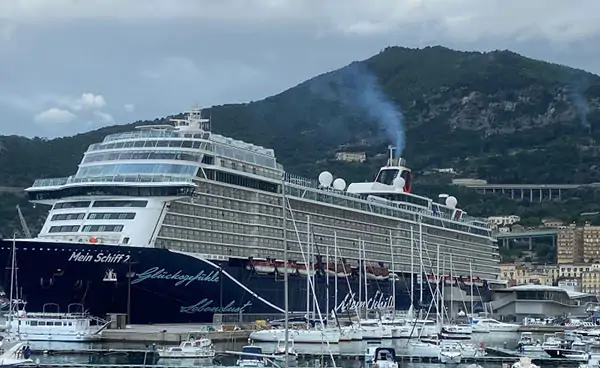 Salerno, è tornata alla Stazione Marittima la Mein Schiff 2: sbarcati 3mila turisti