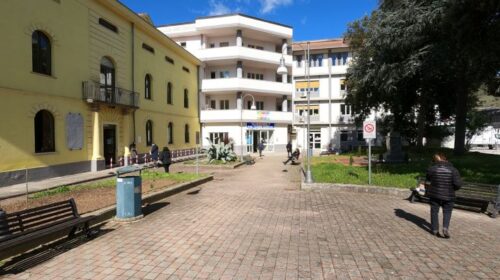 Attende 14 mesi a Polla per un intervento ma poche ore prima viene rinviato: mancano gli infermieri