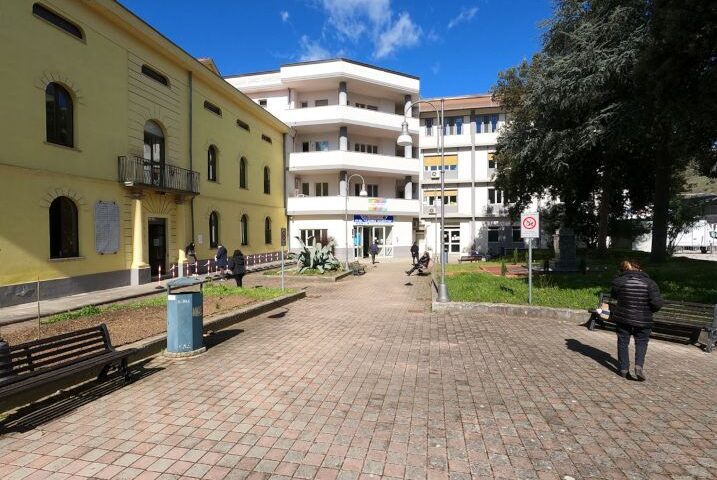 Travolto da auto mentre passeggia a sala Consilina, giovane in ospedale con il codice rosso