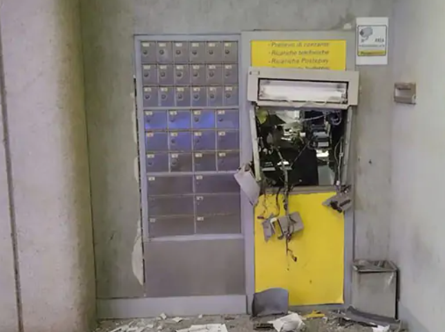 Montecorvino Rovella, fanno saltare in aria il bancomat delle Poste