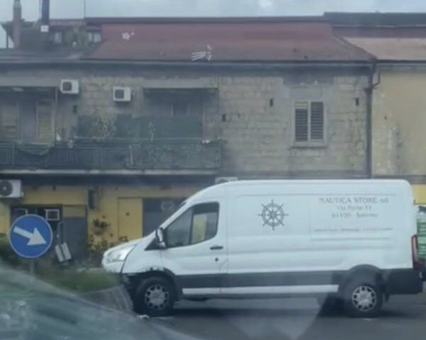 Cava de’ Tirreni, malore alla guida del furgone: muore un 54enne