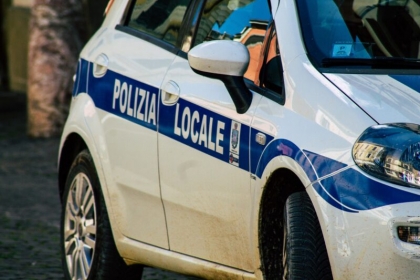 Eboli, tamponano imprenditore e violano l’alt della polizia municipale: fermati e denunciati