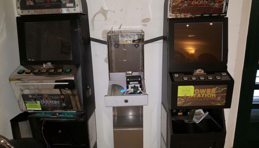 Giffoni Valle Piana, rubano nel bar: scassinate 4 slot machine