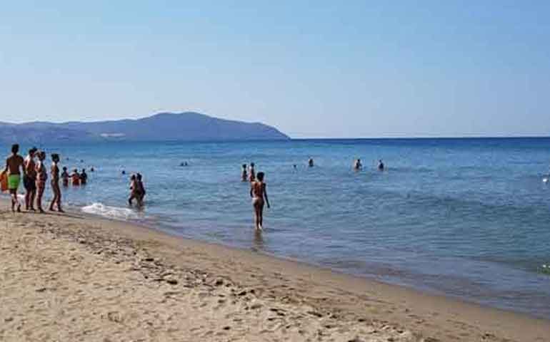 Capaccio/Paestum: coppia derubata mentre fa il bagno