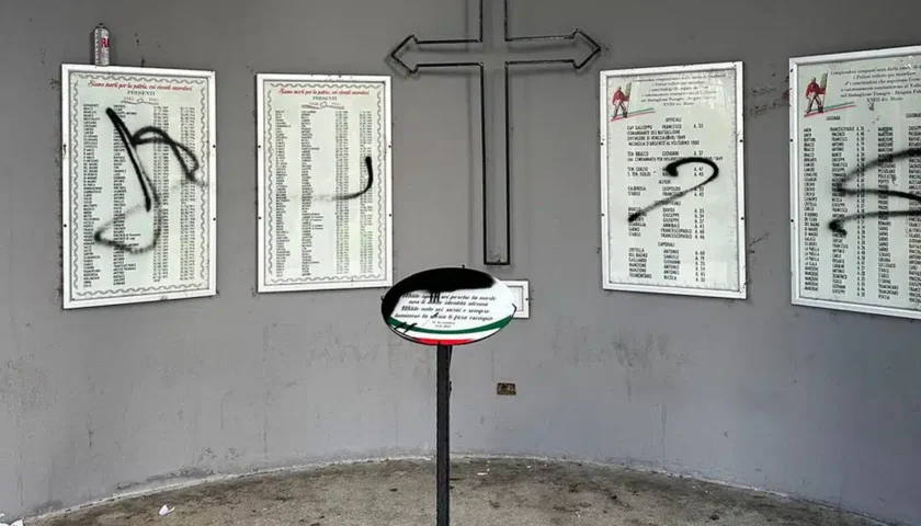 A Polla vandali imbrattano quadri con i nomi dei Caduti