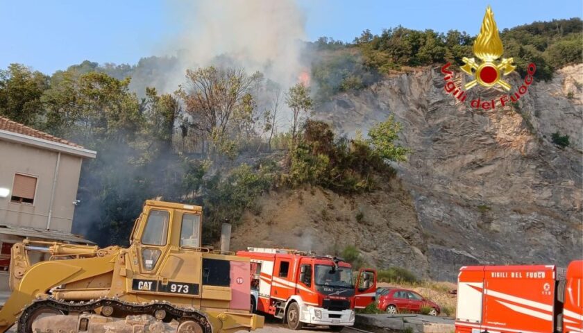 Pellezzano, incendio all’interno di una cava