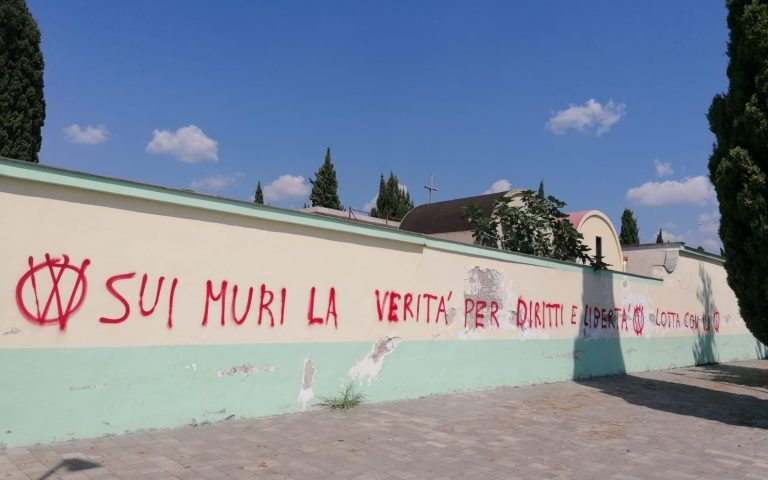 Pontecagnano, muro del cimitero imbrattato dai No Vax