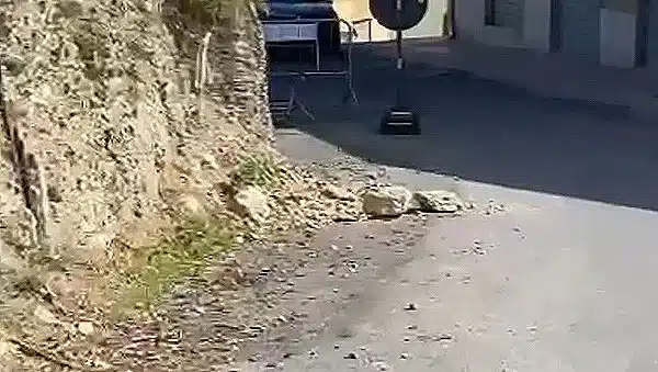 Salerno, caduta massi tra via Sorgente e via de Renzi