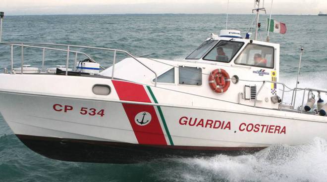 Barche alla deriva a marina di Eboli: salvati due diportisti