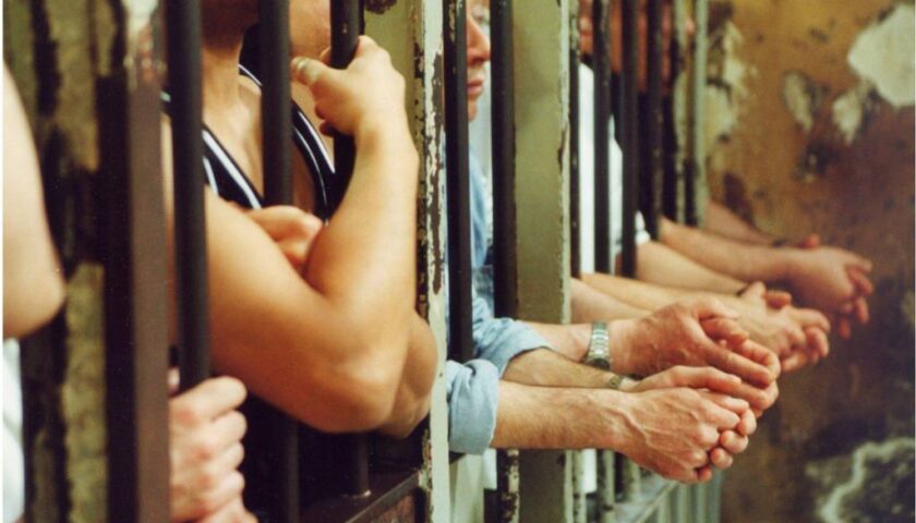 Salerno, tentativo di suicidio e rissa nel carcere femminile