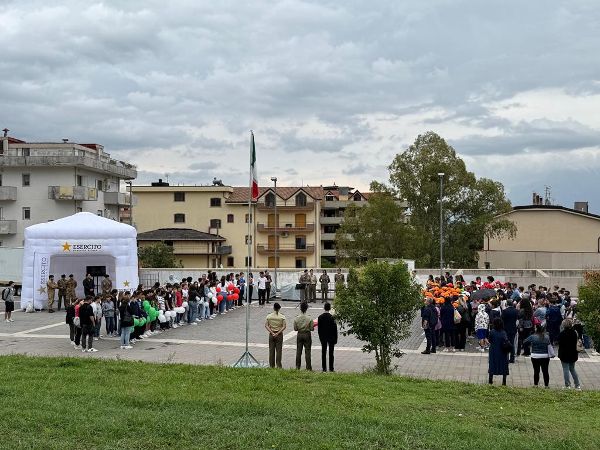 Campagna, il 4° reggimento carri celebra la cerimonia dell’alzabandiera con gli studenti