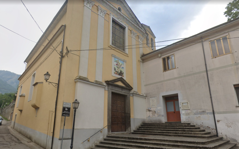 Mercato San Severino, festa per il parroco in pizzeria e perpetua derubata in casa