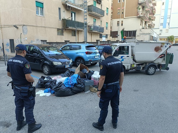 Salerno, rimozione micro-discariche a Torrione: controlli dei sacchi per risalire ai responsabili