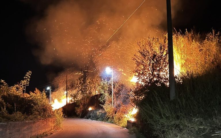 Salerno, vasto incendio a Giovi lambisce le abitazioni