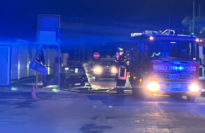 Battipaglia, auto in fiamme e volante della Polizia danneggiata: arrestato
