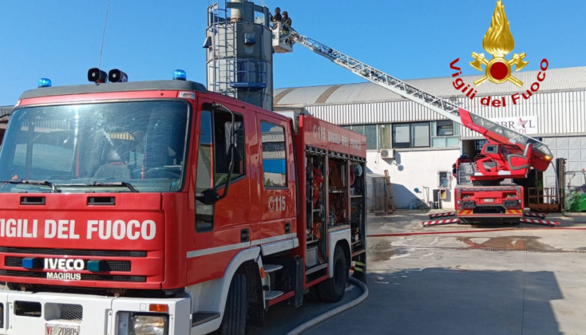 A Battipaglia va a fuoco un silos