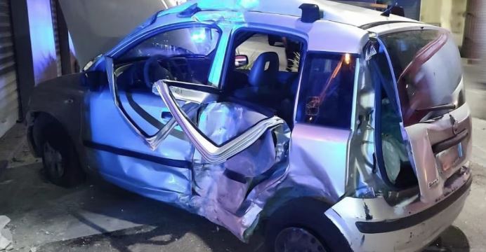 Scontro tra due auto nel Napoletano: muore 20enne. Coinvolto giovane di Angri