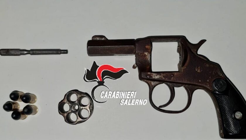 Montecorvino Rovella, nascondeva revolver: arrestato