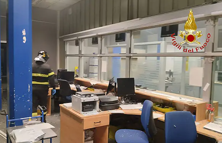 Montecorvino Rovella, sindaco chiude l’ufficio postale: spunta l’amianto