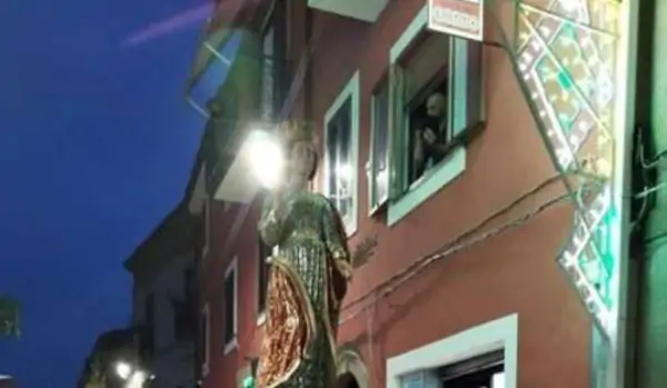 Percorso disatteso, il parroco abbandona la processione per protesta: corteo guidato dal sindaco di Salento