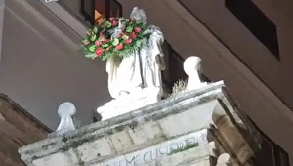 Salerno, omaggio floreale a San Matteo in piazza Flavio Gioia