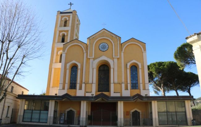Eboli, frate sfratta le auto dal parcheggio comunale nei pressi del santuario