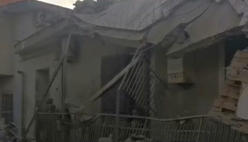 Crolla palazzina di due piani all’alba: muore bimbo, si cercano persone sotto le macerie