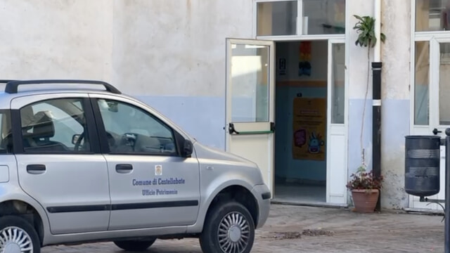 Castellabate, cade intonaco a scuola durante i controlli: lezioni sospese