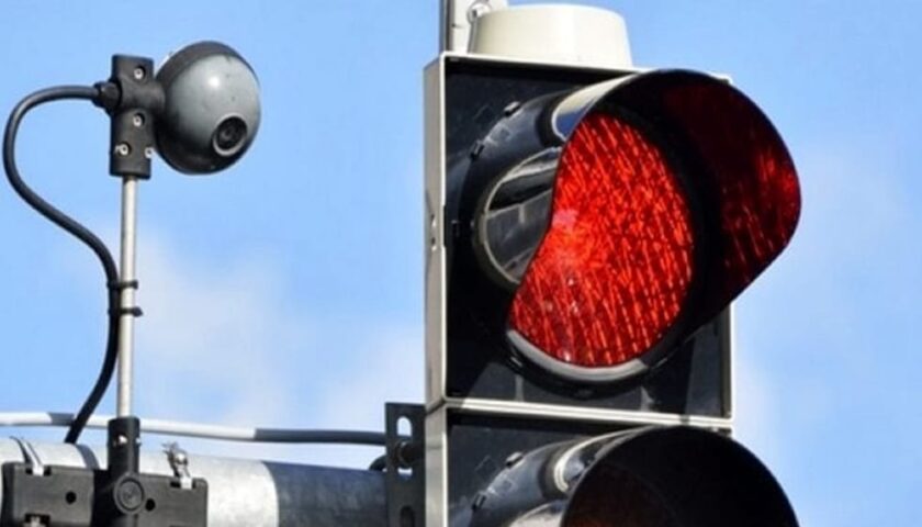 Salerno, circa 200mila euro per 7 i nuovi “semafori intelligenti” ma non funzionano ancora