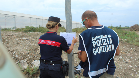 Smaltiva rifiuti speciali tra le serre, sequestro e denuncia
