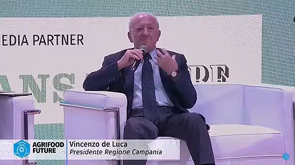 De Luca a Firenze: “Terzo mandato? Problema stupido, nel Pd aggressione contro di me”