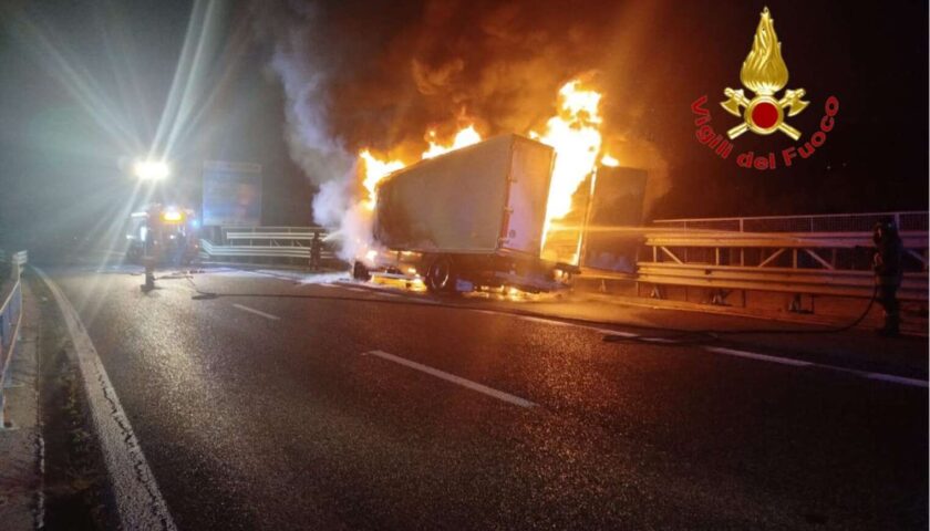 Camion in fiamme sull’Autostrada del Mediterrano