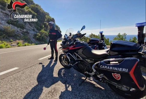 Controlli in Costiera Amalfitana, stretta sui motociclisti: 14 sanzioni e 3 carte di circolazione ritirate