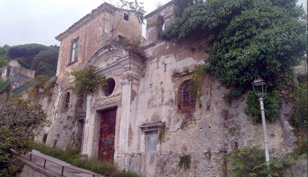 Salerno, la chiesa di San Filippo Neri  abbandonata e saccheggiata dai vandali
