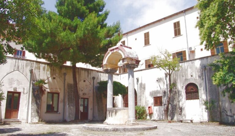 De Luise: “Restauriamo e restituiamo ai salernitani il chiostro duecentesco di San Domenico”