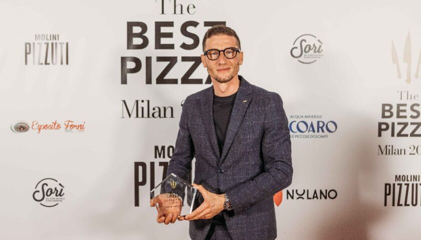Cristian Santomauro, ultimo custode della pizza ammaccata cilentana ritira il premio al The Best Chef di Milano
