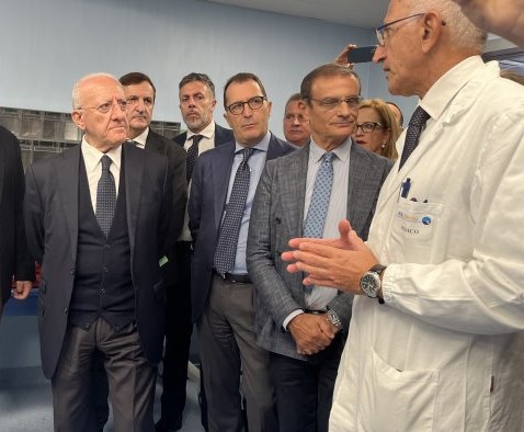 Terzo mandato, De Luca tira dritto e da Nocera Inferiore lancia la sfida: “Io vado avanti comunque”