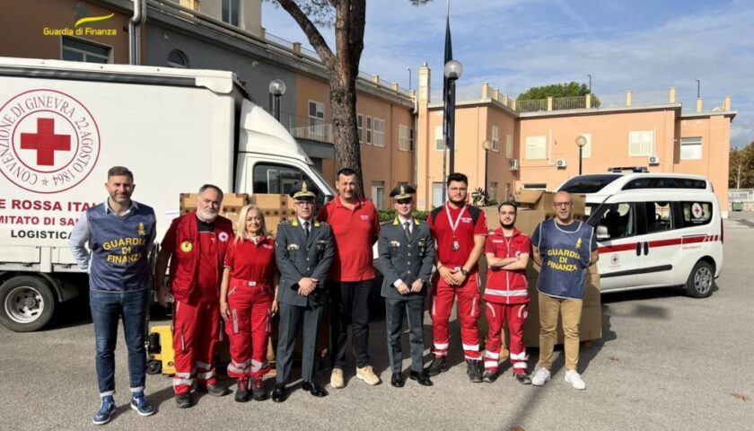 La Guardia di Finanza dona 700 paia di scarpe sottratte al mercato del falso